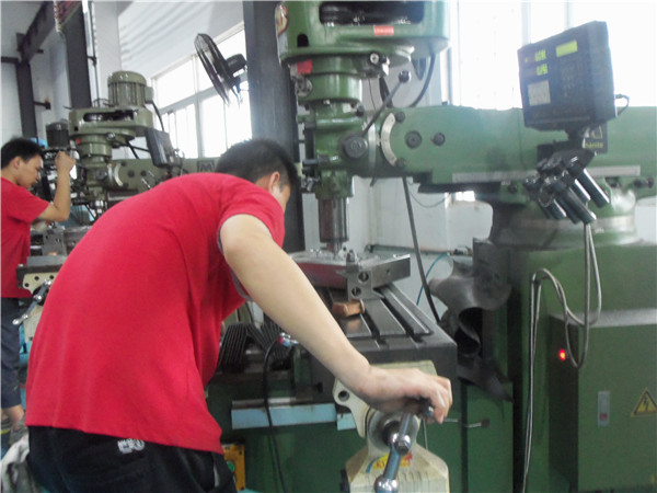 旭錦塑膠模具有限公司，模具車(chē)間人員工作操作