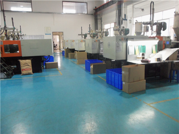 旭錦塑膠模具有限公司，注塑車(chē)間